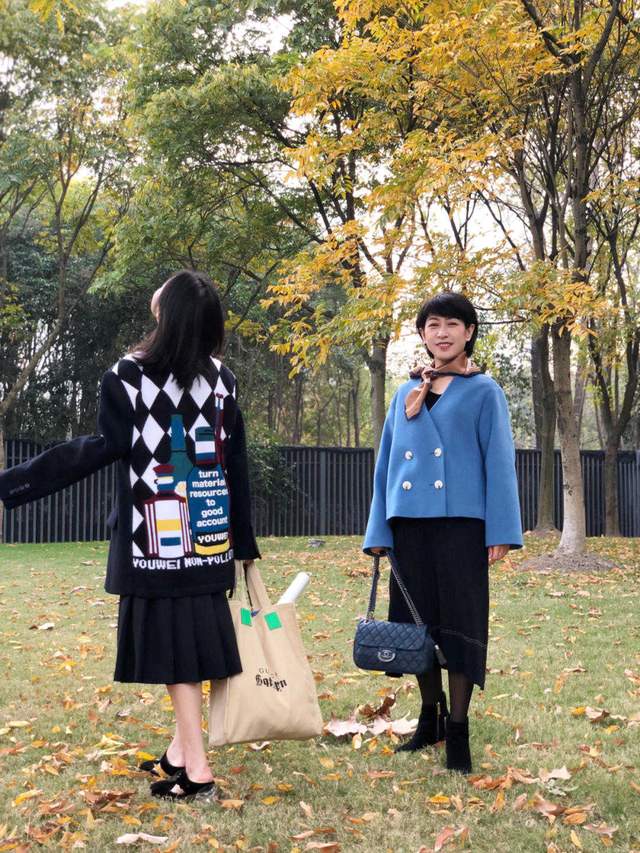 显得|40岁也能穿出高级感，蓝色外套搭配半身裙，最体面的中年女性穿搭