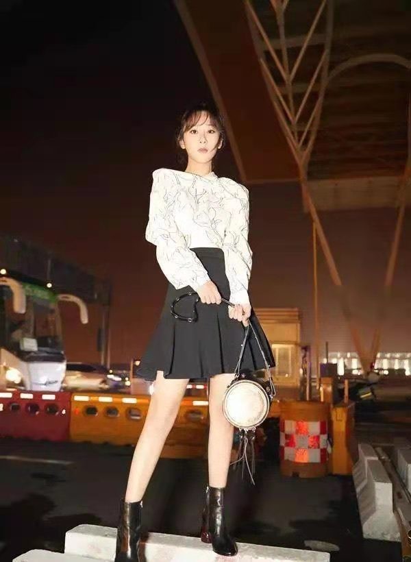 卫衣绑|杨紫穿个卫衣绑个领巾还像“小女孩”,干净清纯,一点看不出29岁了