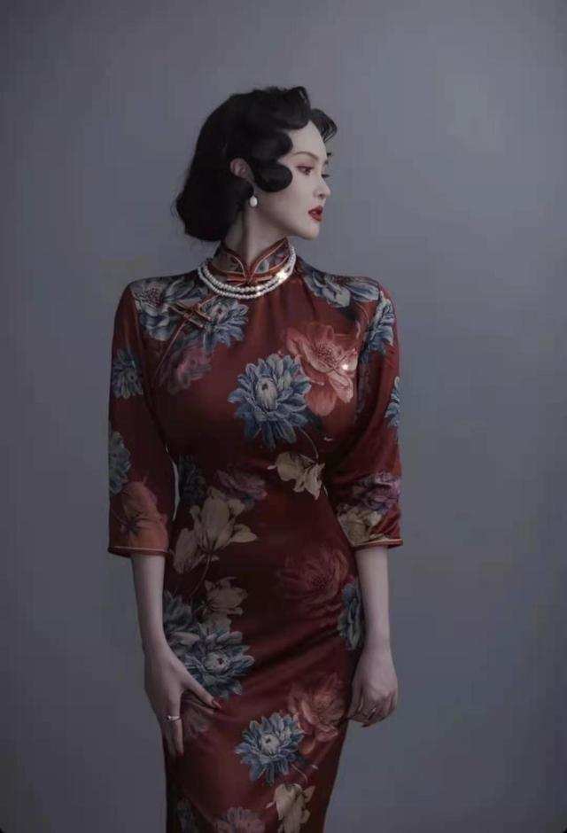 整体|赵本山女儿穿旗袍秀身材，化大浓妆太妩媚，成熟过头反而有些显老