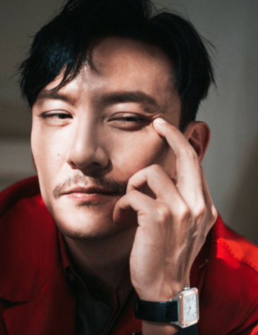 但即使如此,并且张震经典的偏分发型和八字胡没有过多修饰,他的帅气仍