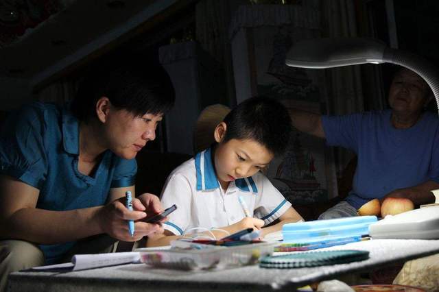原创河北一女孩崩溃痛哭，熬夜赶作业，原来是记错开学时间，后悔莫及