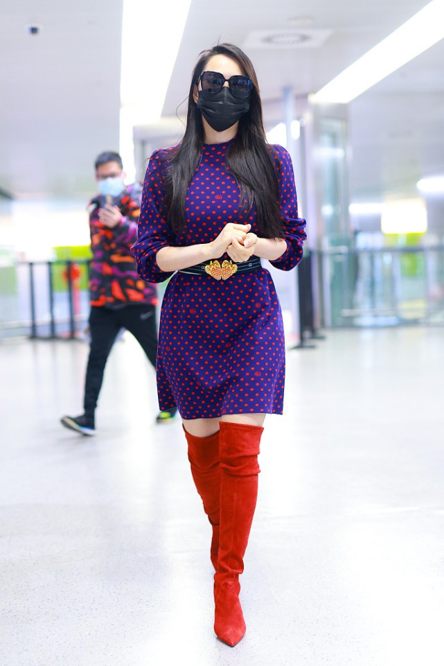 眼光|伊能静不在意外人眼光,人到中年还挑战个性穿搭,穿大红靴更时髦