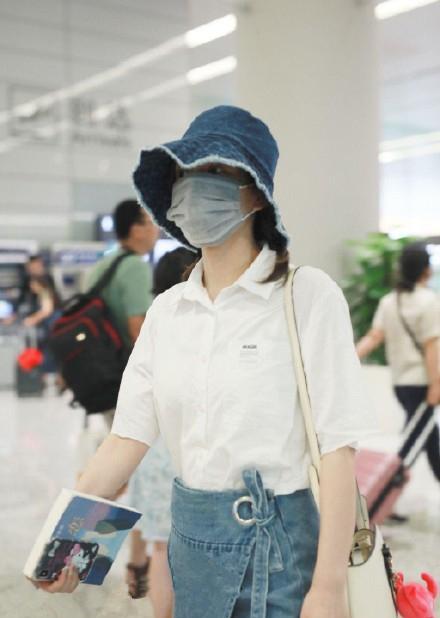 样子|吴昕“全副武装”走机场，穿格衫扎麻花辫扮嫩，36岁养生少女出现