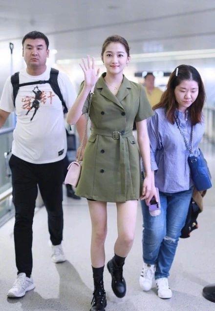 网友|周洁琼关晓彤撞衫，其中一个被质疑穿假货，你看出来了吗？