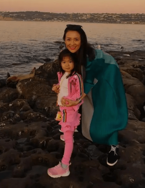 运动鞋|章子怡女儿越长越美,穿2400吊带裙精致似公主,脸像爸气质却像妈