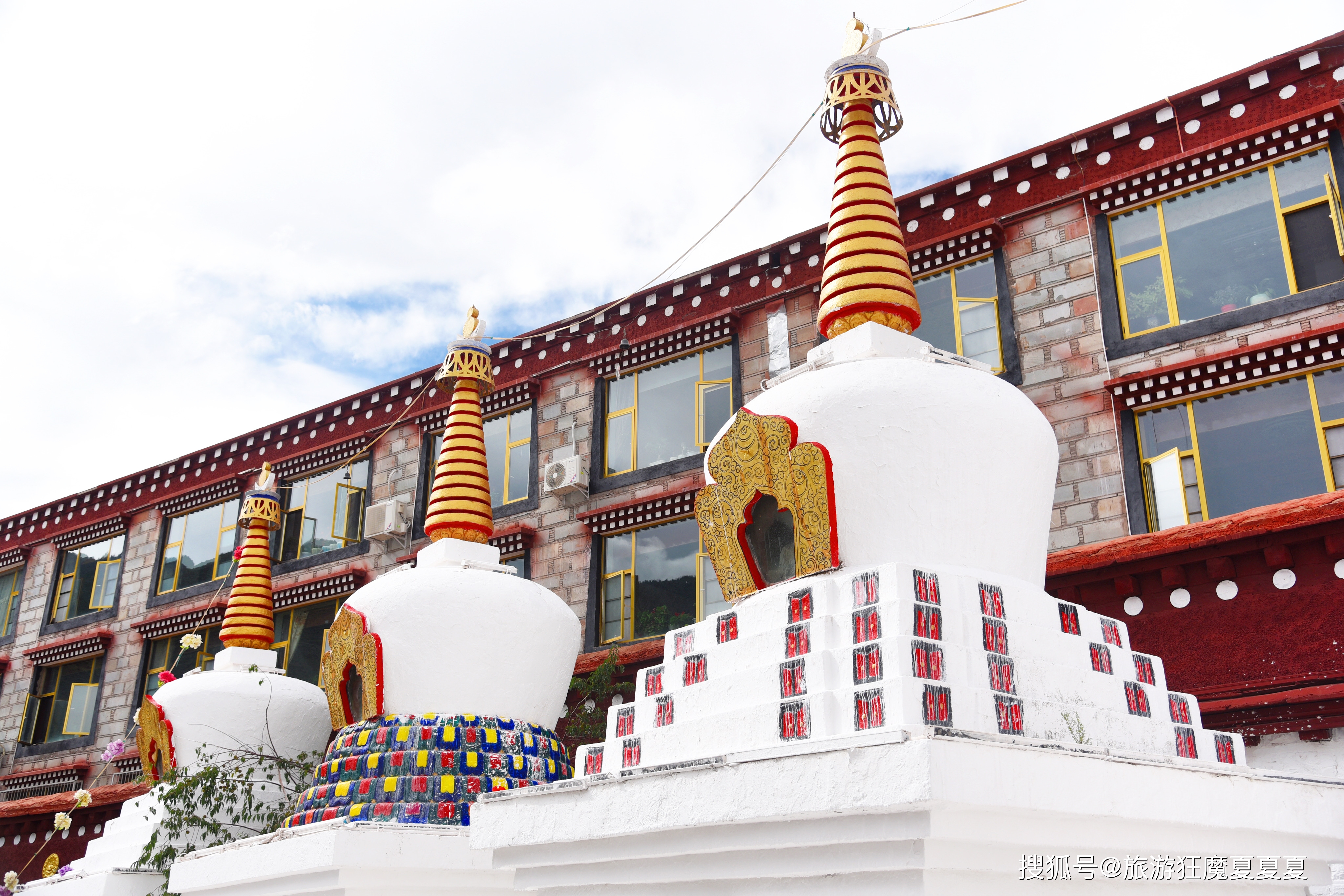 位于昌都的藏东第一大寺，康熙曾为其发铜印，僧侣最多时超五千人