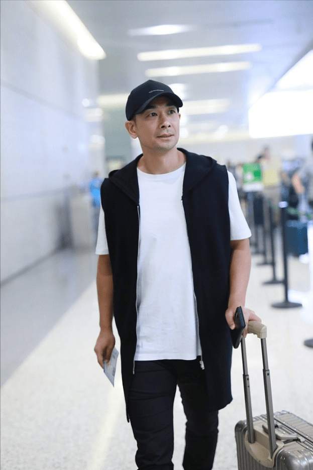 黑色|“功夫明星”赵文卓，50岁身材还挺好，穿简约白T还挺时尚