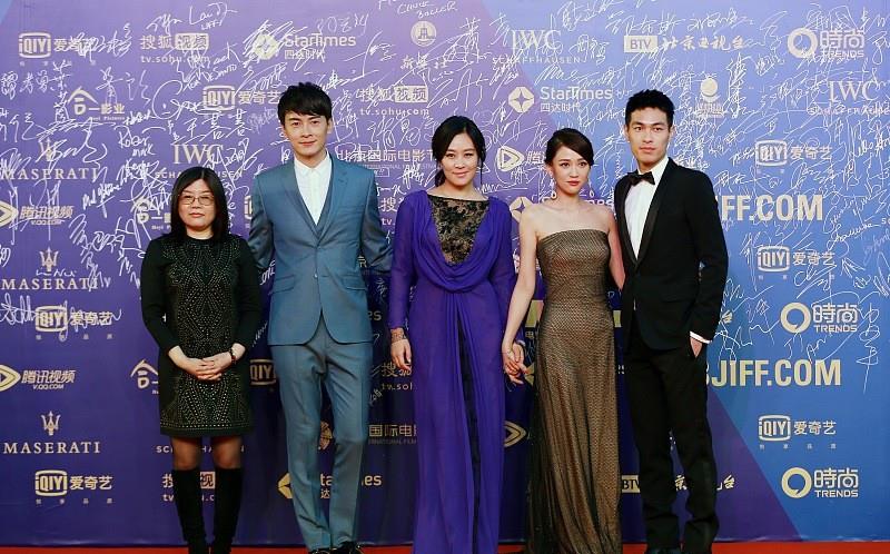 设计|衣服果然要选贵气的,陈乔恩和邬君梅坐在一起,选的礼服很霸气