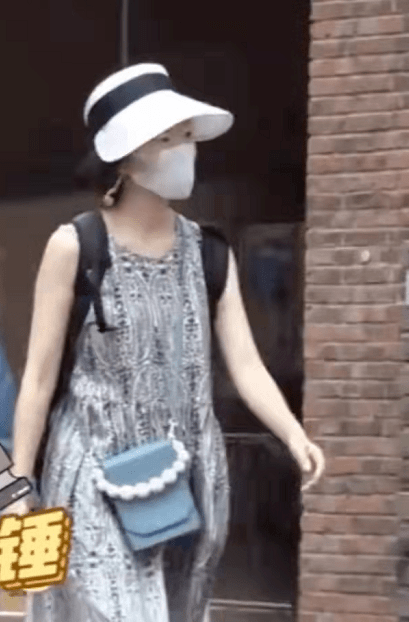 贵妇|韩寒一家三口亮相!娇妻贵妇穿搭超有范,女儿罕见露正脸美貌吸睛