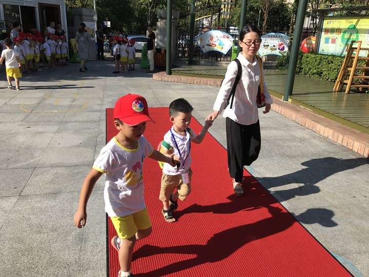 玩具|孩子上幼儿园时，家长记住“3不要4要”，宝宝更快适应校园生活