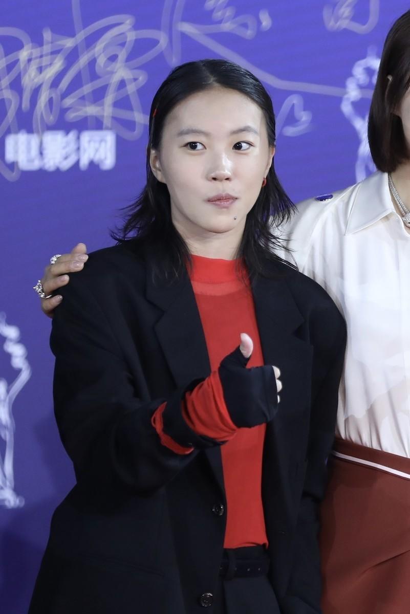 黑色|窦靖童的中性穿搭很抢镜,黑色西服套装内搭红色针织衫,又飒又美