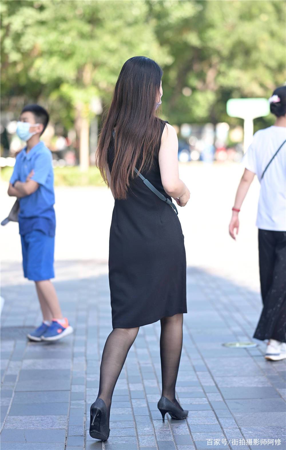 黑色|黑色丝袜，很多姑娘喜欢，初秋时节可以搭配出不一样的味道