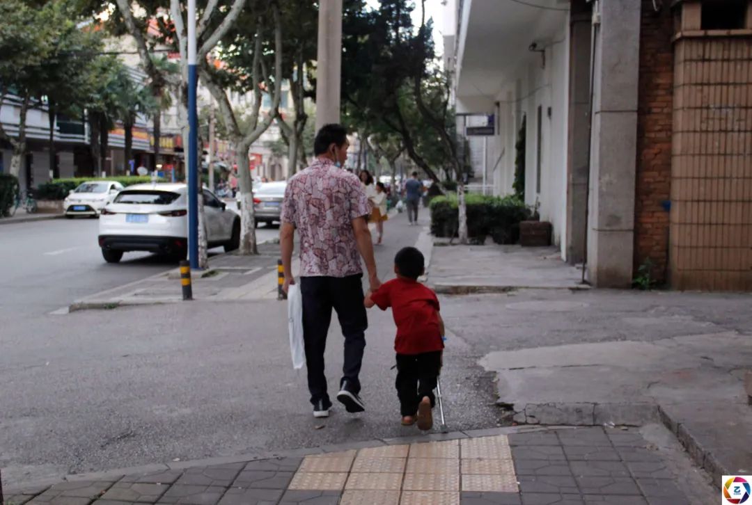 耳聋|男童骨折后不敢说导致残疾，妈妈离去，耳聋爸爸携其求医4年