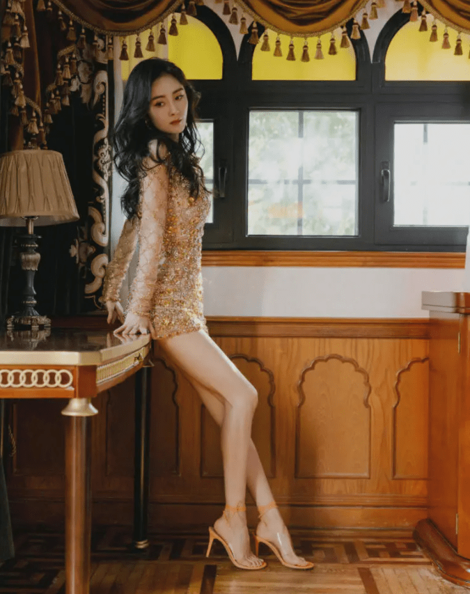 黑色|辣妈杨幂，身材一绝，少女感十足