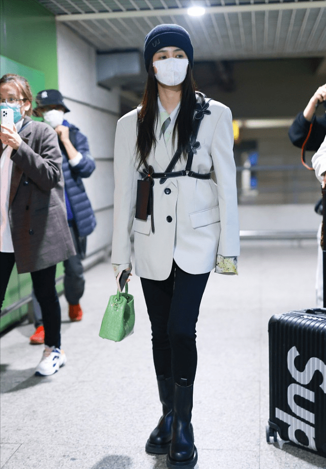 私下里|白鹿又发福利了！私下里穿“奶油裙”拍照，甜美可爱让人好心动