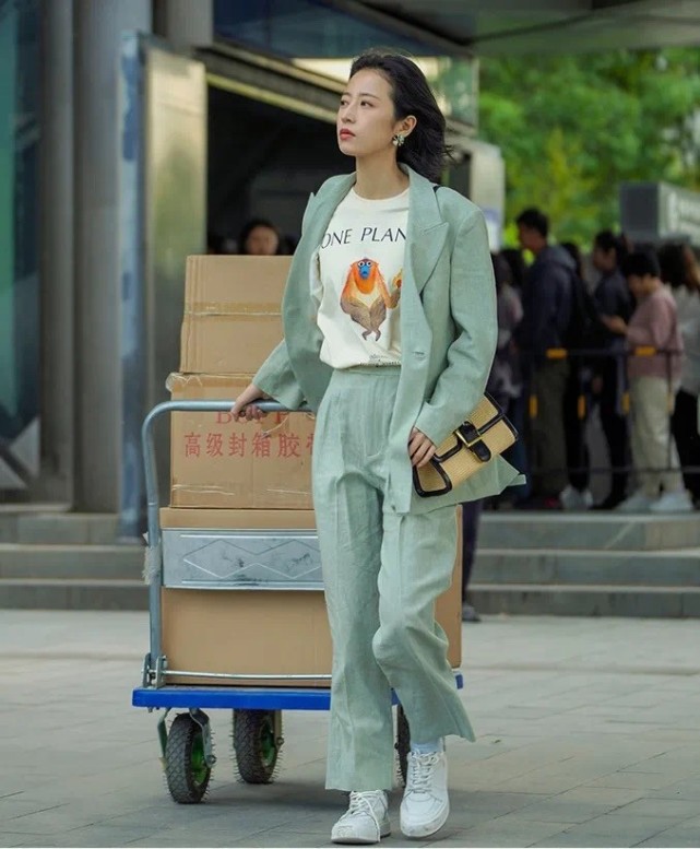卫衣|《我在他乡挺好的》里真是穿在了我的审美点上,简单大方,太像INS时尚博主了