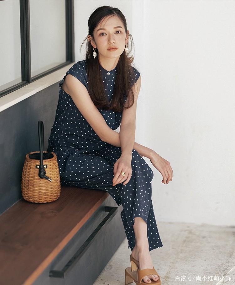 米色|今年突然火了一种新搭配叫:连体裤+基础上衣,越看越心动