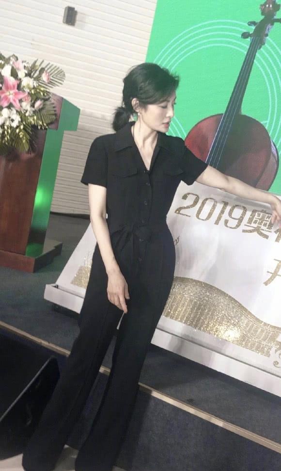 举动|51岁周涛穿黑色套装腰身曼妙，皮肤白嫩好年轻，气质举动宛如少女
