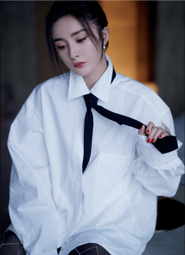 领带|这个男女都可戴的配饰，秋冬搭衣服绝了，造型感十足