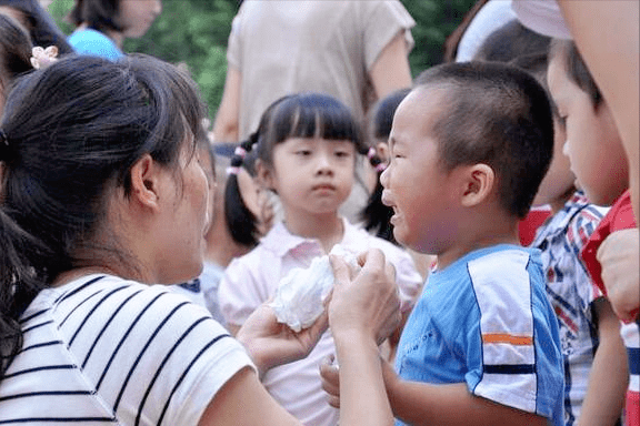 三个阶段|宝宝入园第二天，分离焦虑即将进入爆发状态，家长该何去何从？