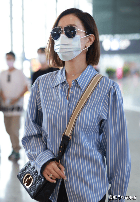 条纹|佘诗曼46岁又如何？穿条纹衬衫配短裤走机场，气质在根本不用扮嫩