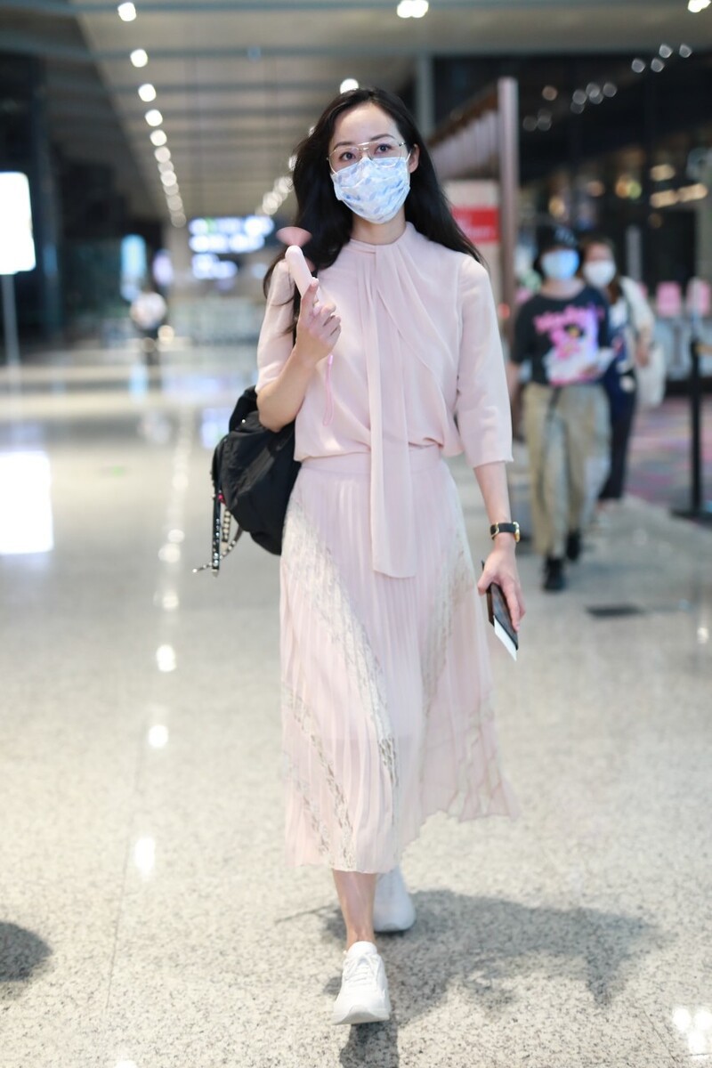 西裤|韩雪这样穿真新潮,小腿袜+西裤短裤秀时尚,配双拖鞋有点看不懂