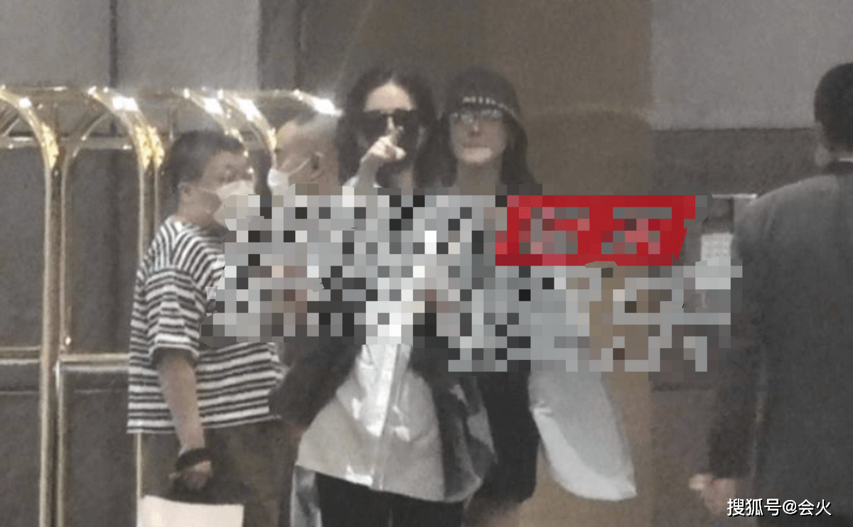 时尚|刘亦菲与闺蜜酒店被拍！披毛毯出行打扮低调，独自拦车身边无助理