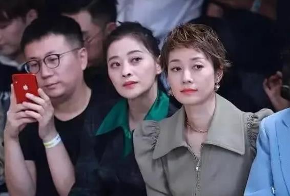 马伊琍|马伊琍梅婷乌镇同游，穿休闲服晒自拍，老戏骨少女颜