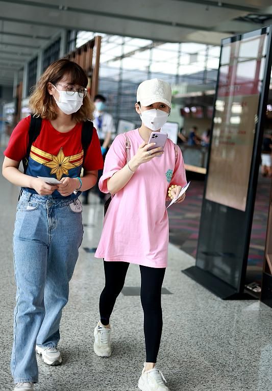整体|九球天后潘晓婷终于高调，穿健美裤在机场秀身材，拎2万5包超阔气