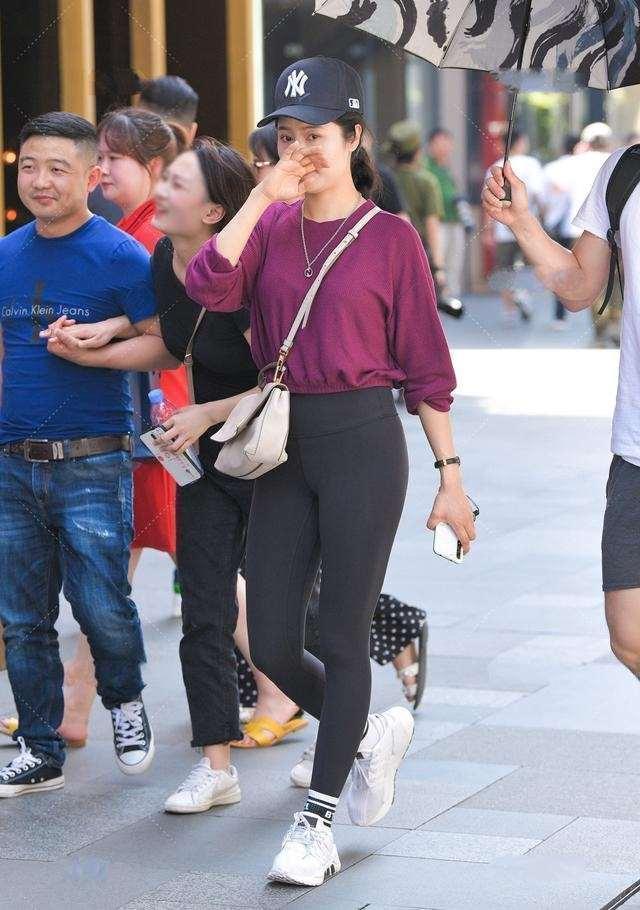 整体|黑色打底裤搭配灰色上衣，会显得腰身，整体视觉效果更加好