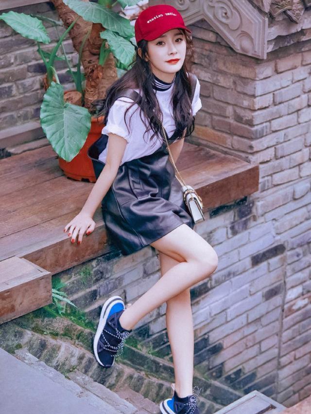 高跟鞋|立秋后无论穿裤子还是裙子，都别搭高跟鞋了，瞧瞧下面明星这样穿