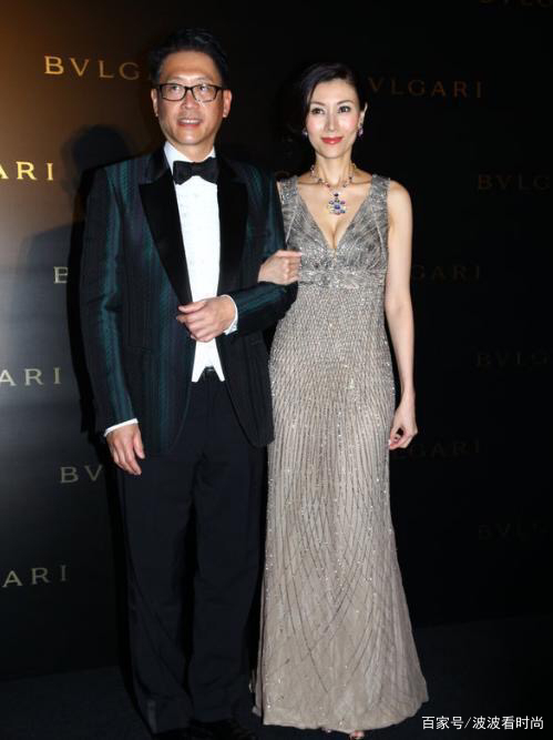 老公|李嘉欣真给老公长脸，52岁穿深V露背裙高贵迷人，阔太气质很惊艳