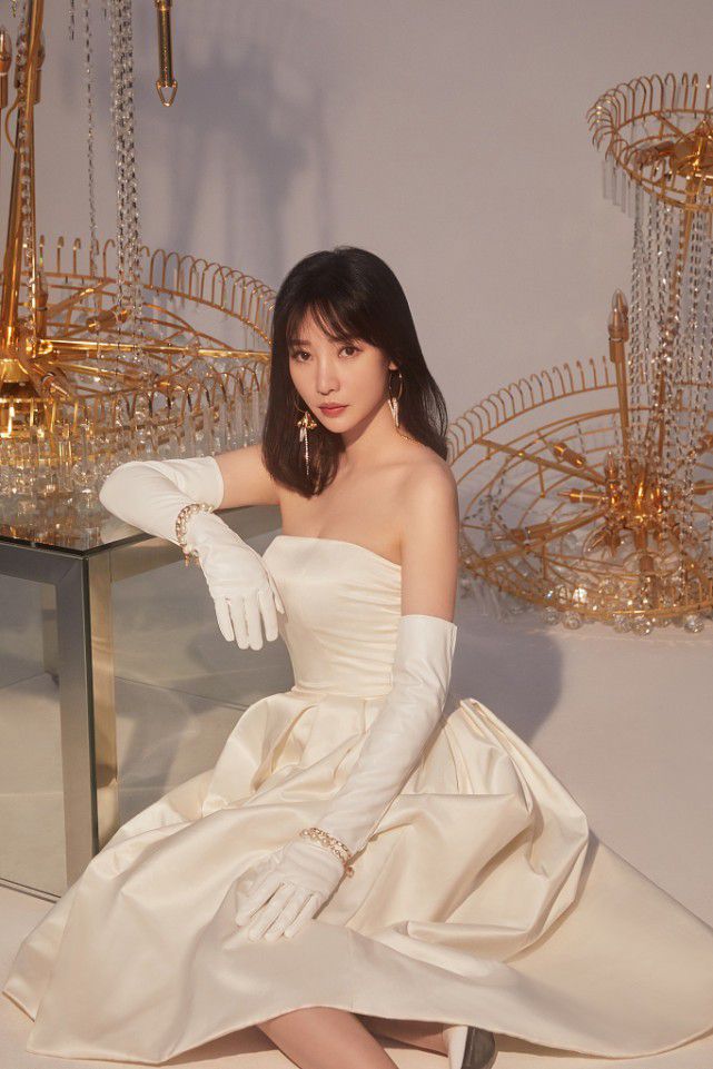 高贵范|柳岩宫廷造型好优雅，穿缎面裙复古韵味满满 ，特有高贵范