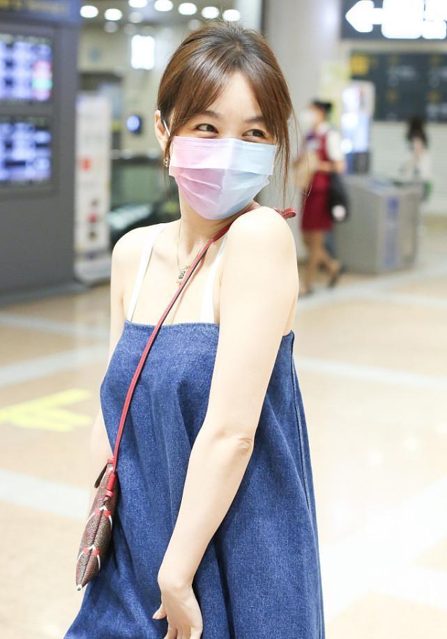 马路|不愧是李菲儿，一袭吊带裙穿得风情万种，也太会放飞自我了