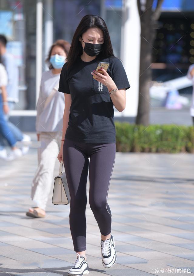 发型|黑色宽松半袖搭配黑色打底裤，打造完美比例，又不会显老态
