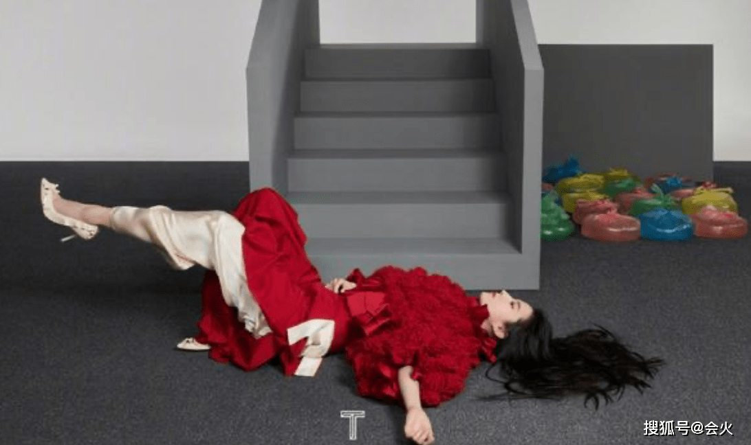 时尚|刘亦菲与闺蜜酒店被拍！披毛毯出行打扮低调，独自拦车身边无助理