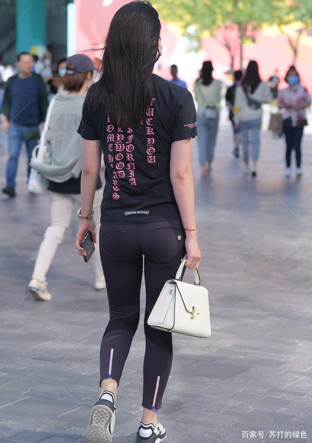 发型|黑色宽松半袖搭配黑色打底裤，打造完美比例，又不会显老态