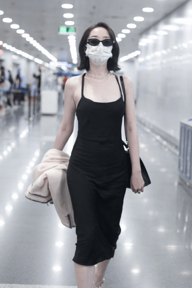 黑色|蒋梦婕大胆又会穿,把“睡衣风”裙子穿得很高级,让造型自信满满