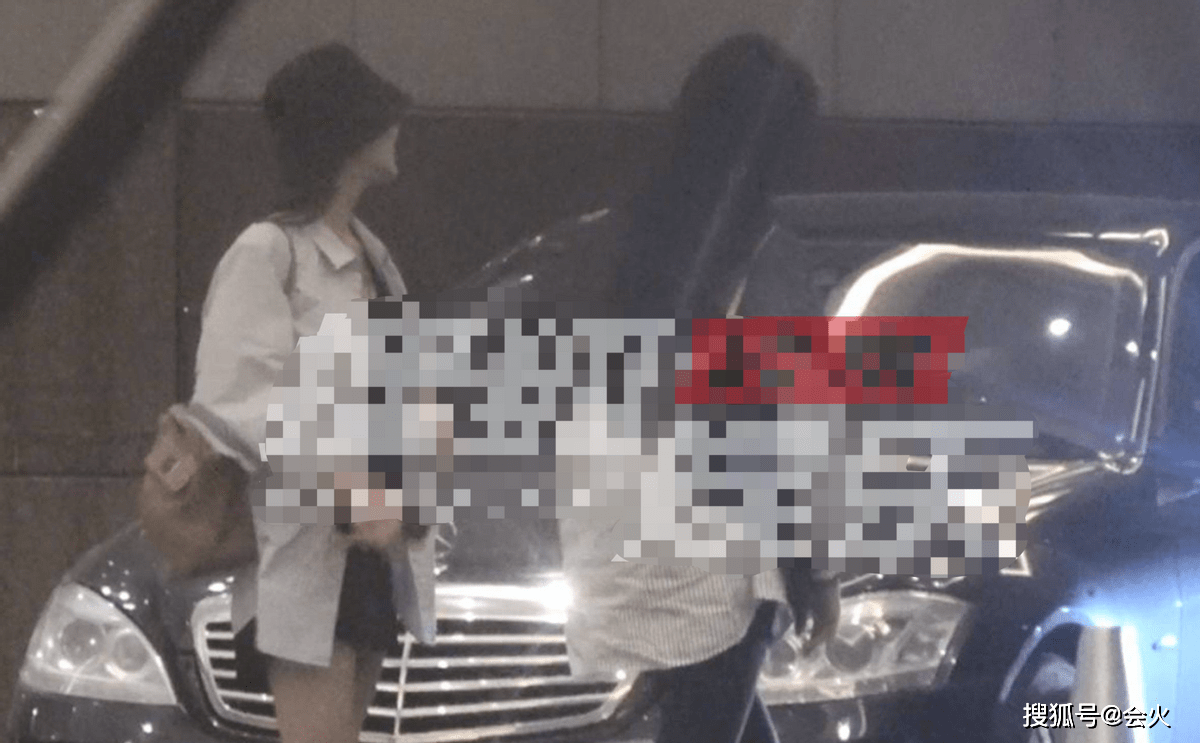 时尚|刘亦菲与闺蜜酒店被拍！披毛毯出行打扮低调，独自拦车身边无助理