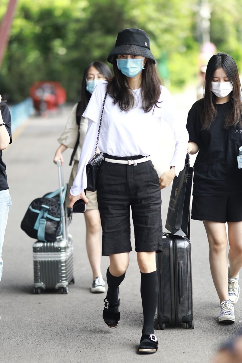 西裤|韩雪这样穿真新潮，小腿袜+西裤短裤秀时尚，配双拖鞋有点看不懂