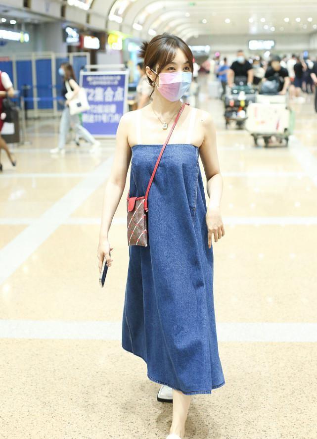 马路|不愧是李菲儿，一袭吊带裙穿得风情万种，也太会放飞自我了