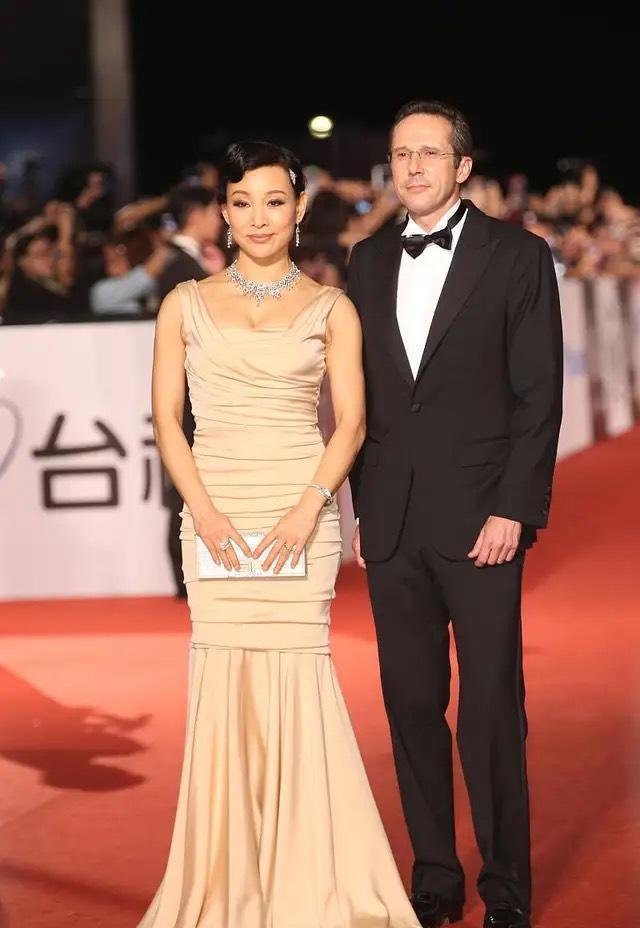 项链|陈冲赵涛同框合影都穿连衣裙,一个霸气一个优雅,真不愧是老戏骨