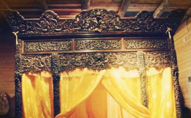 原创收藏家展现沉香"龙床",专家:建议上交,收藏家:给我8亿就交