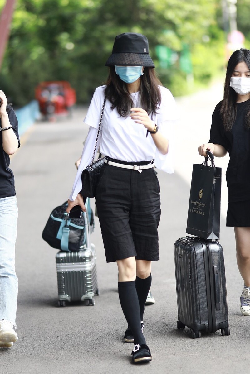 西裤|韩雪这样穿真新潮，小腿袜+西裤短裤秀时尚，配双拖鞋有点看不懂