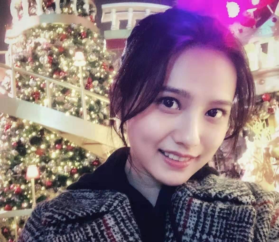 黑色|《城池营垒》姜珮瑶戏份引热议,长相甜美身材好,穿搭很有高级感