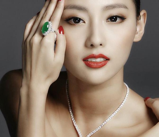 张嘉倪的这套翡翠珠宝确实高级 种水十足 映衬得美人越发妩媚 良品联社女性美容时尚经验分享专业平台 张嘉倪的这套翡翠珠宝确实高级 种水十足 映衬得美人越发妩媚 良品联社女性美容时尚经验分享专业平台