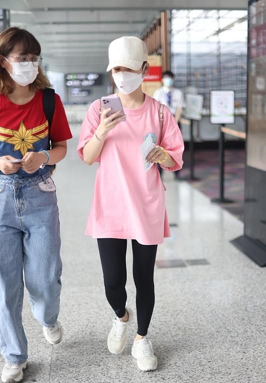 整体|九球天后潘晓婷终于高调，穿健美裤在机场秀身材，拎2万5包超阔气