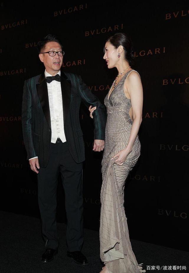 老公|李嘉欣真给老公长脸，52岁穿深V露背裙高贵迷人，阔太气质很惊艳