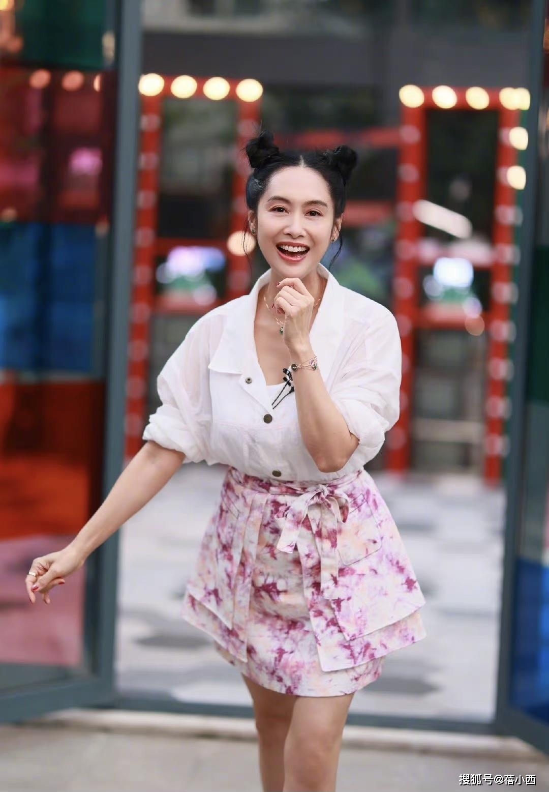 傲人|朱茵完全忽略了大婶的年龄,一身别致穿搭,大胆展现“傲人”身材