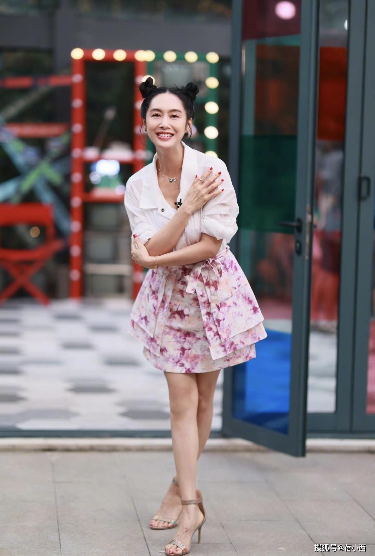 傲人|朱茵完全忽略了大婶的年龄,一身别致穿搭,大胆展现“傲人”身材